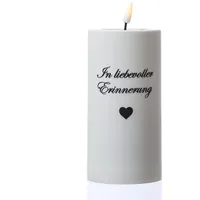 LED Grabkerze MIA Deluxe Homeart Trauerkerze mit Schrift Grablicht Outdoorkerze 3D Flamme H: 15cm D: 7,5cm weiß für Außen (in liebevoller Erinnerung)
