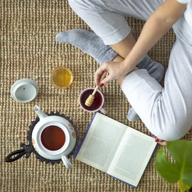 Relaxdays Stövchen, für Tee- & Kaffeekannen, Gusseisen, für 1 Teelicht, antikes Design, rustikaler Teewärmer, schwarz