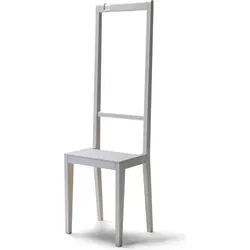 Alfred Stuhl und Garderobe weiß