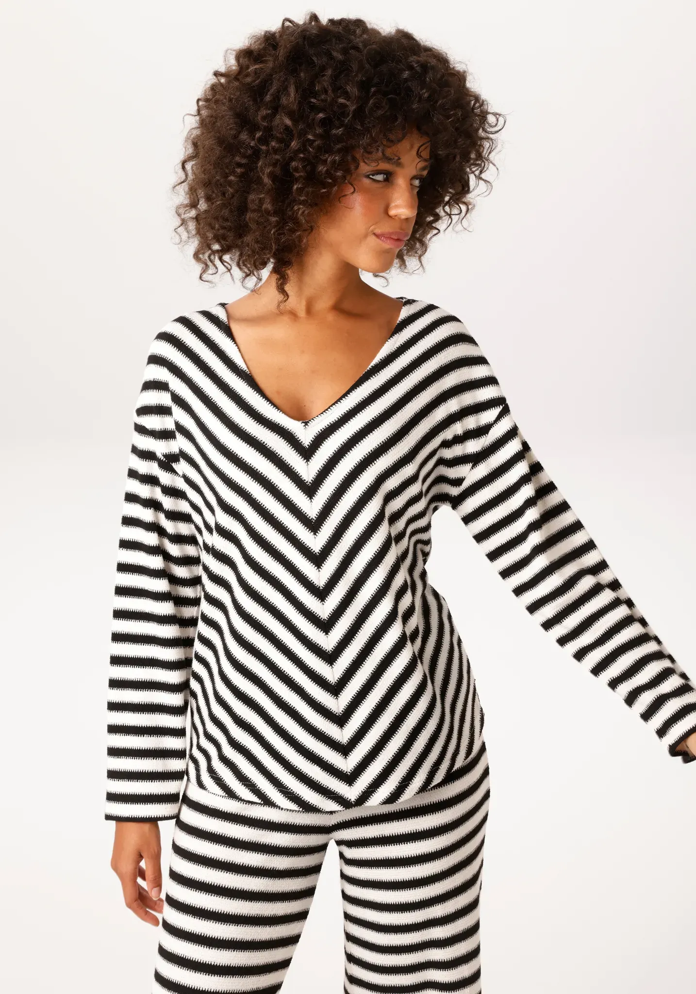 Sweatshirt ANISTON CASUAL, Damen, Gr. 42, schwarz-weiß (wollweiß, schwarz), Strick, Obermaterial: 51% Viskose, 44% Polyester, 5% Elasthan, gestreift, lässig geschnitten hüftlang, V-Ausschnitt, Sweatshirts Sweatshirt, im interessanten Steifen-Dessin