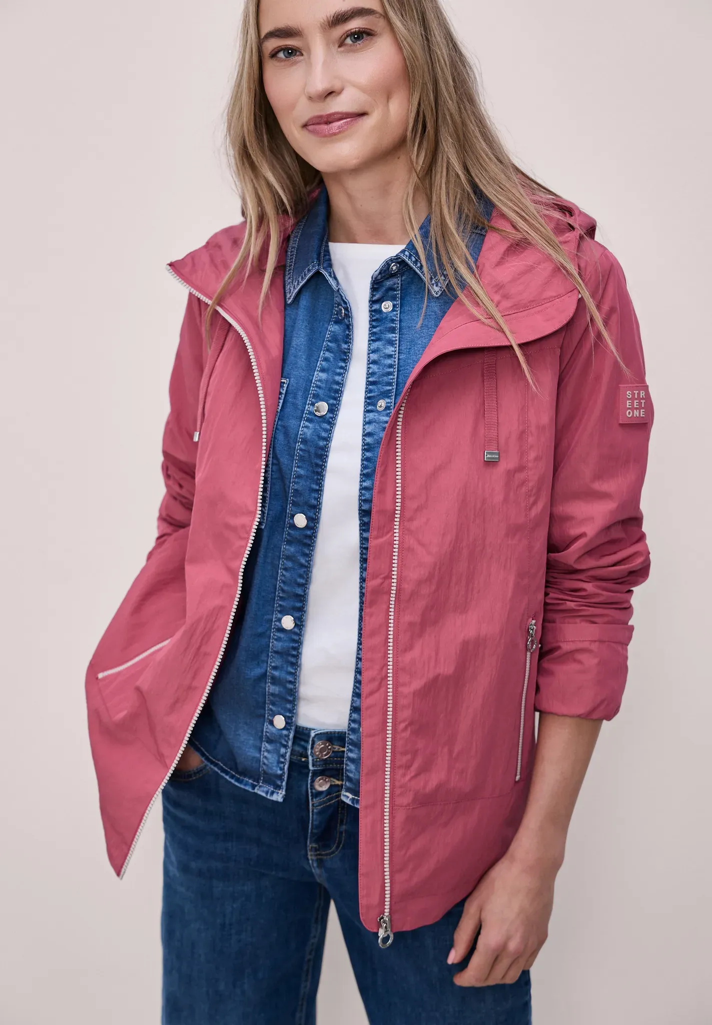 Windbreaker STREET ONE, Damen, Gr. 36, rosa (desert berry), Stoff, Obermaterial: 60% Polyester, 40% Nylon. Futter: 100% Polyester, unifarben, comfort fit normal, ohne Ausschnitt, Bündchen, Jacken Windbreaker, mit Kapuze mit Tunnelzugband