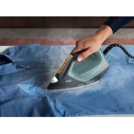 AEG Dampfbügelstation ST8-2-8OG grün