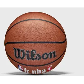 Wilson Basketball, Jr. NBA FAM LOGO Outdoor, Tackskin Cover, Größe: 7, Braun