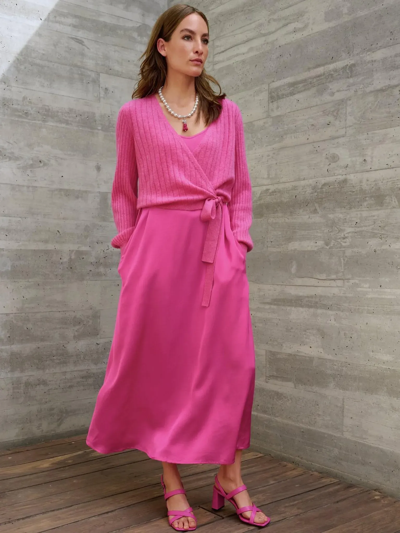 La robe  include fuchsia