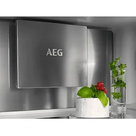 AEG TSC8M18WCC Einbau-Kühlgefrierkombination (244 l, 1770 mm hoch)