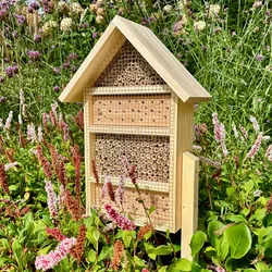 Selbststehendes Bienenhotel