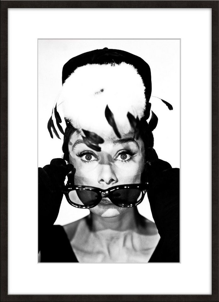 artissimo Bild mit Rahmen Bild gerahmt 51x71cm / schwarz-weiß Poster mit Rahmen / Audrey Hepburn, Film-Star: Audrey Hepburn schwarz