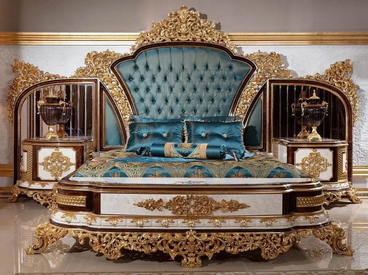 Casa Padrino Luxus Barock Schlafzimmer Set Blau / Weiß / Braun / Gold - 1 Doppelbett mit Kopfteil & 2 Nachtkommoden - Schlafzimmer Möbel im Barockstil - Edel & Prunkvoll