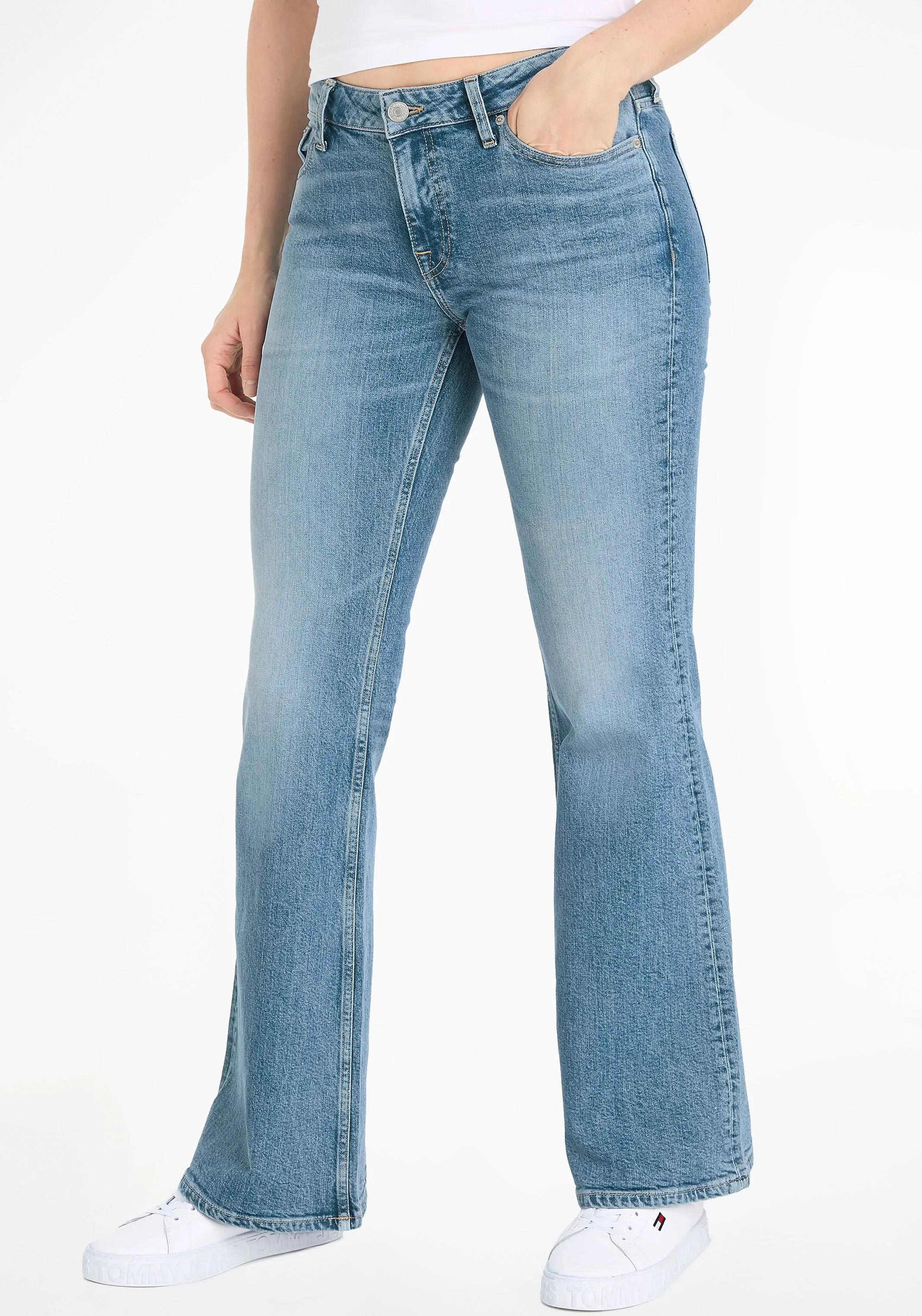 Bequeme Jeans TOMMY JEANS Gr. 29, Länge 30, blau (light denim3) Damen Jeans Bootcut mit Ledermarkenlabel