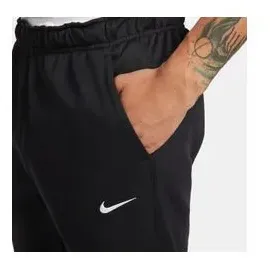 Nike Therma schmal zulaufende Therma-FIT Fitnesshose Herren Black/Black/White M