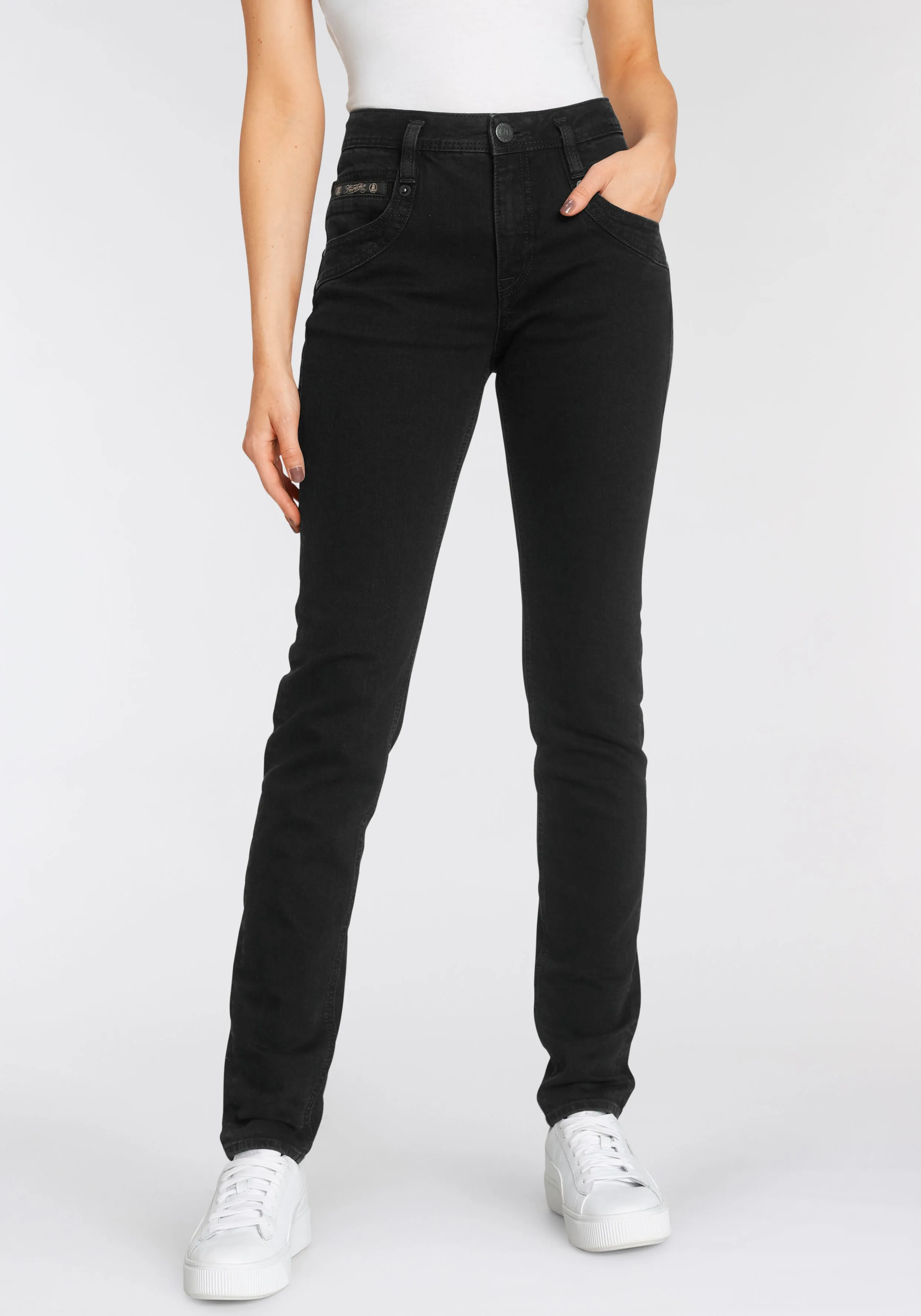High-waist-Jeans HERRLICHER "RADINA RECYCLED DENIM" Gr. 25, Länge 30, schwarz (lamp black eco) Damen Jeans 5-Pocket-Jeans Röhrenjeans mit leichtem Push-Up-Effekt