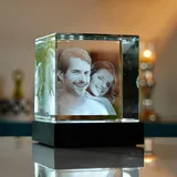 contento | 3D Kristall Würfel | Dein Foto Portrait in Glas graviert | 1-2 Personen/Tiere |3D Kristallfoto als Geschenk zum Geburtstag, Weihnachten, Hochzeit, inkl. Leuchtsockel | Größe M (6x6x6cm)