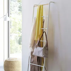 Yamazaki Deko Leiter Handtuchhalter Kleiderleiter Dekoleiter weiß Garderobelnständer 45x162cm freistehend zum Anlehnen