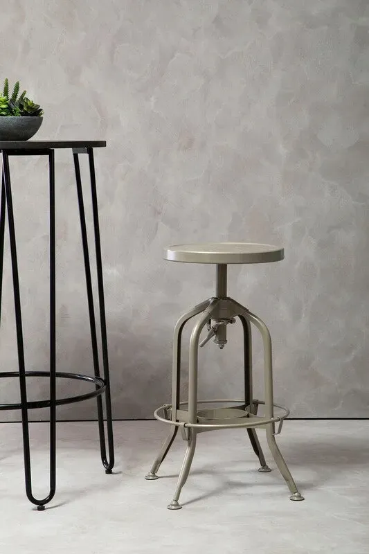 Interiors by Premier Industrie-Loft-Stil Champagner-Finish höhenverstellbarer Hocker, stabiler vierbeiniger Barhocker zum Essen, 74x41 cm