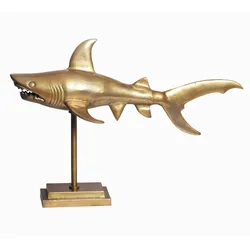 KADIMA DESIGN Dekofigur Hai Aluminium Gold Maritim 70 cm mit Sockel, Design Metall Deko Alu Modern, Tischdeko Wohndeko Aluminiumdekoration, Dekoration