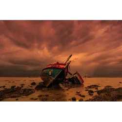 Fototapete PAPERMOON "SCHIFFSWRACK-STRAND KLIPPEN WALD SEE SONNE GEBIRGE BOOT", bunt, B:4,50m L:2,80m, Vlies, Tapeten