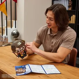 Spin Master 4D Build - Harry Potter - 3D-Puzzle des beliebten Filmheldens aus hochwertigem Karton, 87 Teile, für Fans der magischen Abenteuerserie ab 12 Jahren, Rot und Gold