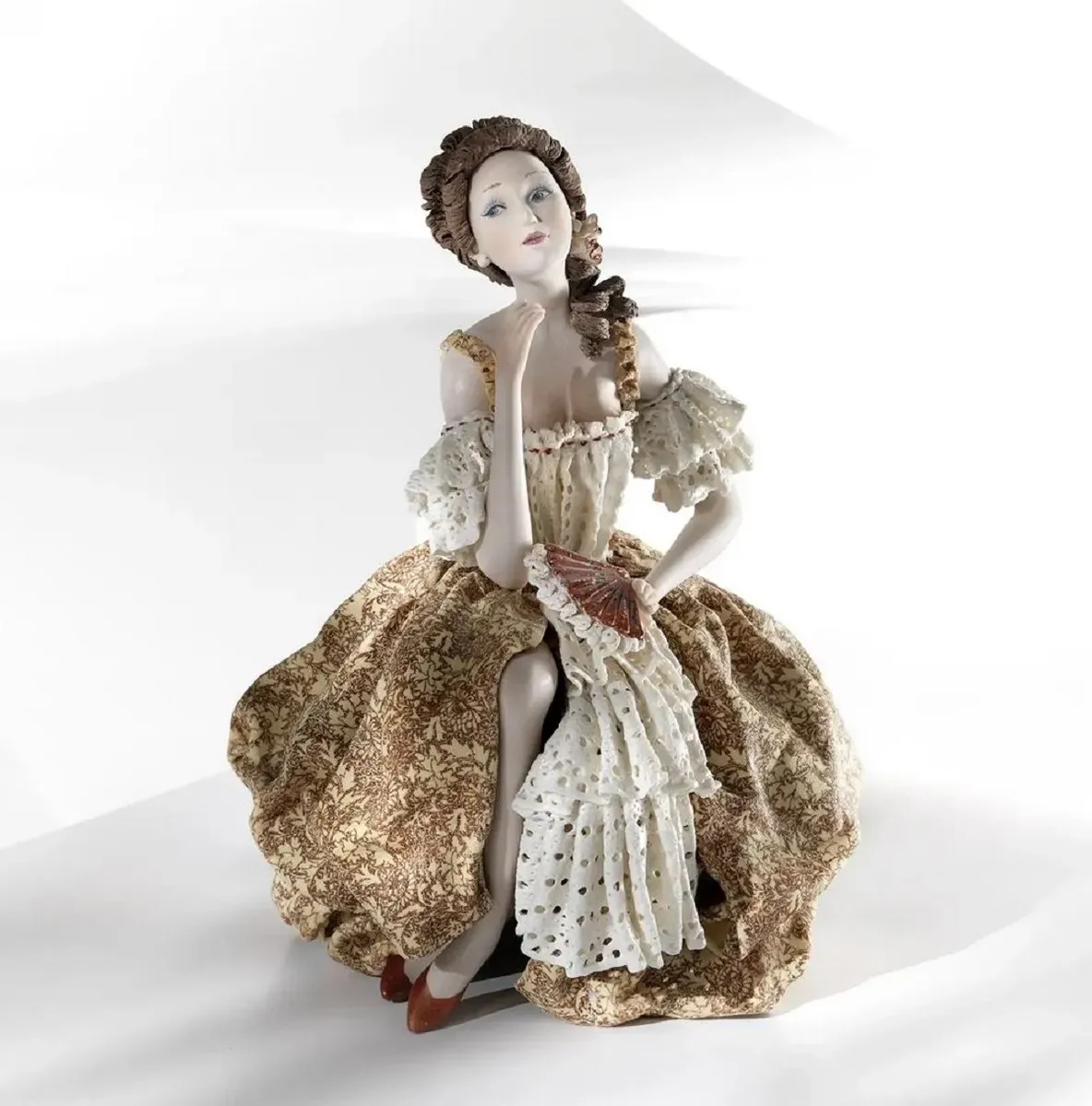 Casa Padrino Barock Porzellan Deko Puppe Dame auf Ballustrade Bunt H. 29 cm - Made in Italy