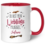 GRAVURZEILE Bedruckte Tasse mit Spruch - Du bist mein Lieblingsmuggel - Personalisiert mit Namen - Tasse mit Spruch als Geschenk für Fantasy Fans - Zauberhafte Geschenke - Farbe: Rot mit Name