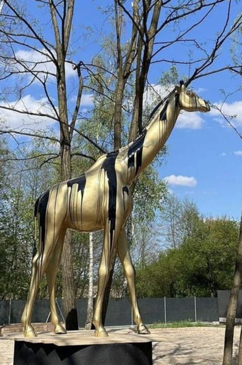 Casa Padrino Designer Deko Giraffe Schwarz / Gold Mod2 H. 320 cm - Riesige Dekofigur - Lebensgroße Tierfigur - Gartendeko XXL Skulptur Lebensgross