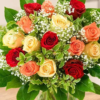 Blumenstrauß mit zwölf Rosen in Rot, Weiß und Rosa – romantischer Blumenmix
