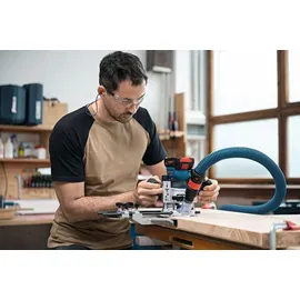 Bosch GKF 18V-8 Akku-Kantenfräse mit Spannzange, Parallelanschlag, 2x Saugadapter, Spanschutz