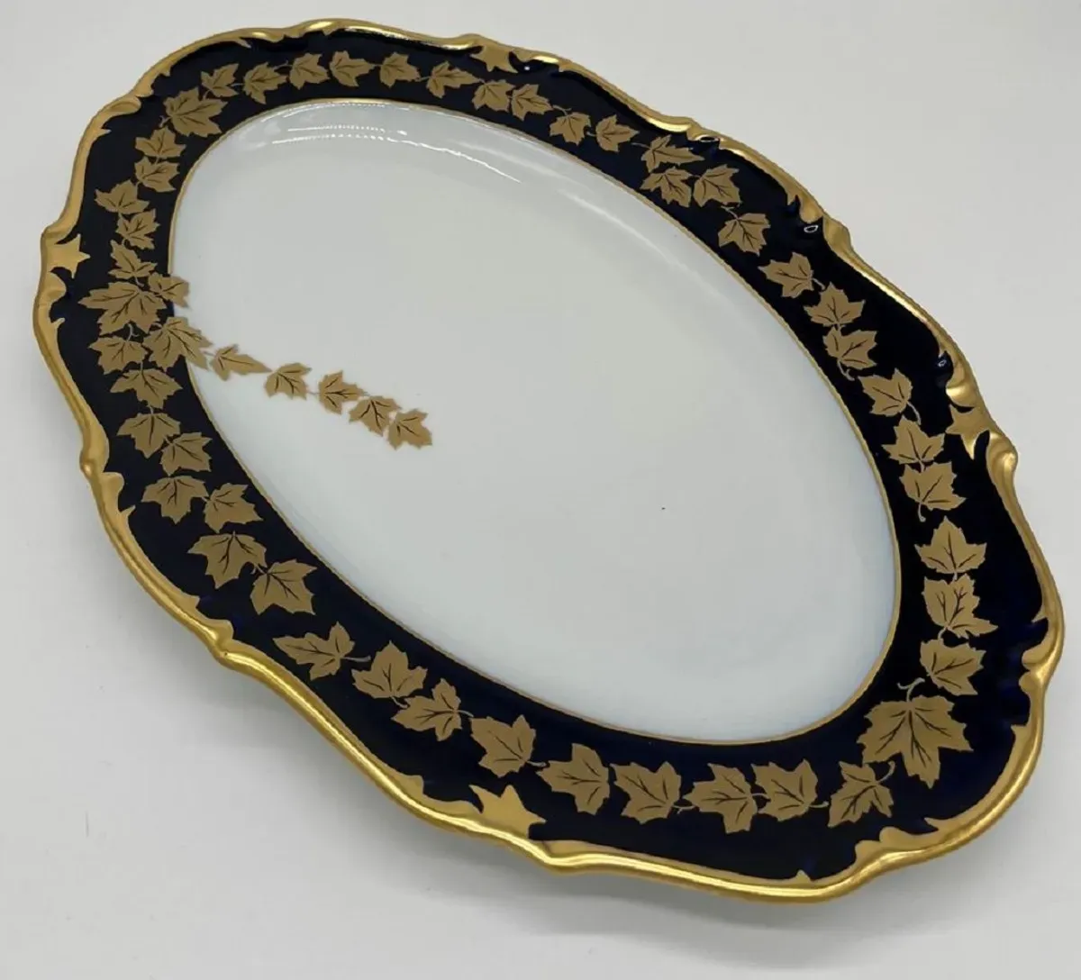 Casa Padrino Luxus Barock Porzellan Teller Weiß / Dunkelblau / Gold 38 cm - Ovaler Servierteller - Luxus Barock Porzellan Accessoires - Reichenbach Porzellan - Luxus Qualität - Made in Germany