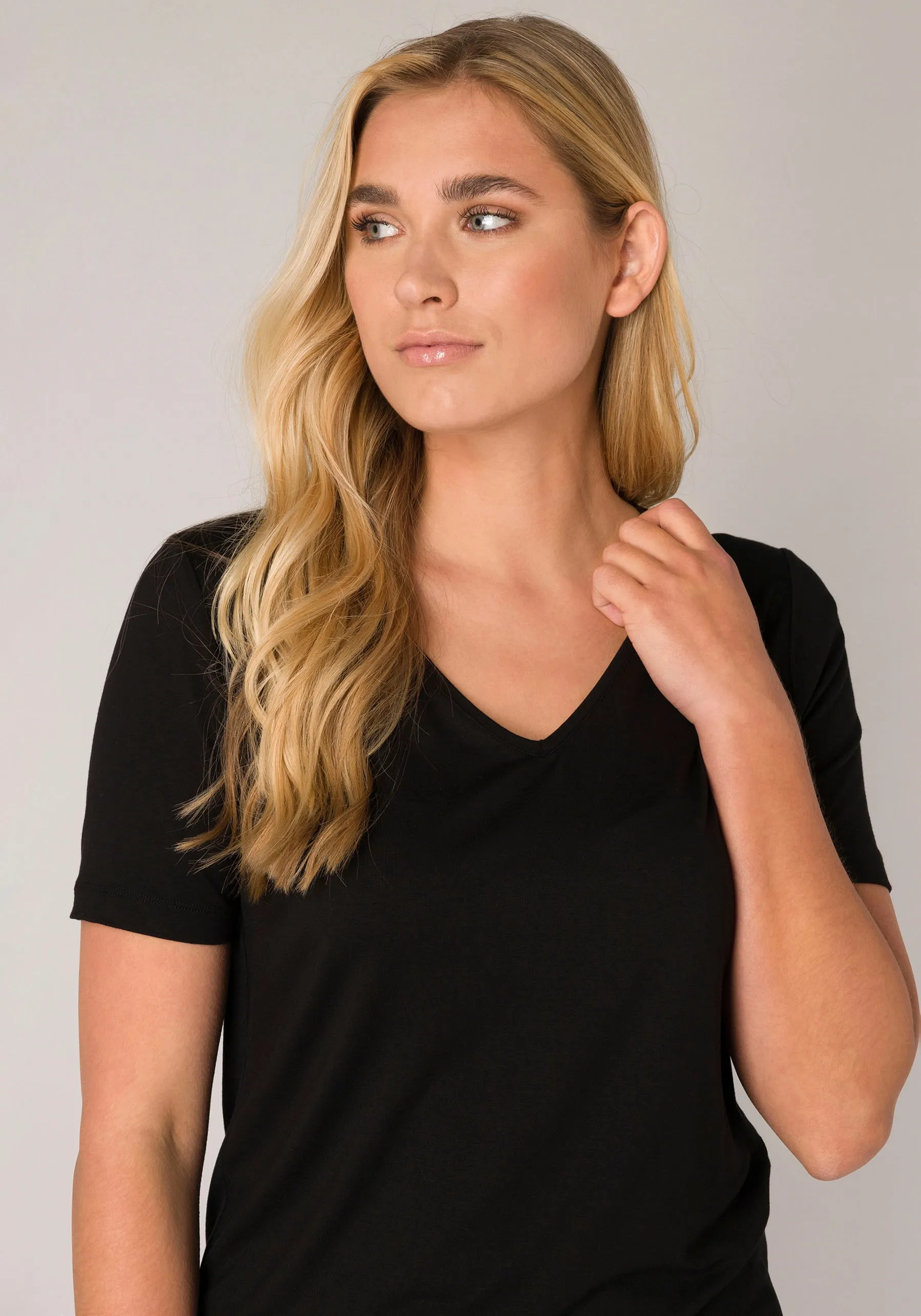 Base Level T-Shirt, mit V-Ausschnitt Base Level black 42