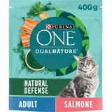 PURINA ONE Dualnature Natural Defense Trockenfutter für Erwachsene Katzen mit Lachs und natürlicher Spirulina, 8 Beutel à 400 g