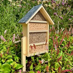 Selbststehendes Bienenhotel mit Schieferdach