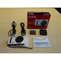 Casio Exilim EX-ZR300 Digitalkamera (16,1 Megapixel, 7,6 cm (3 Zoll) Display, 25-Fach Multi SR Zoom, 24mm Weitwinkel, HS-Nachtaufnahme, HDR) weiß