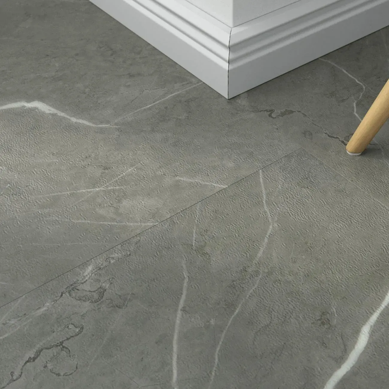Klick-Vinyl Marmor grigio – inkl. Dämmung & Fußleisten
