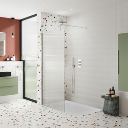 Walk-In Dusche mit geriffeltem Glas in Chrom, mit Duschwanne, Größe & Seitenpaneel wählbar - Hudson Reed