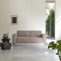 Tikamoon 2,5-Sitzer-Sofa Lars mit taupegrauem Stoffbezug