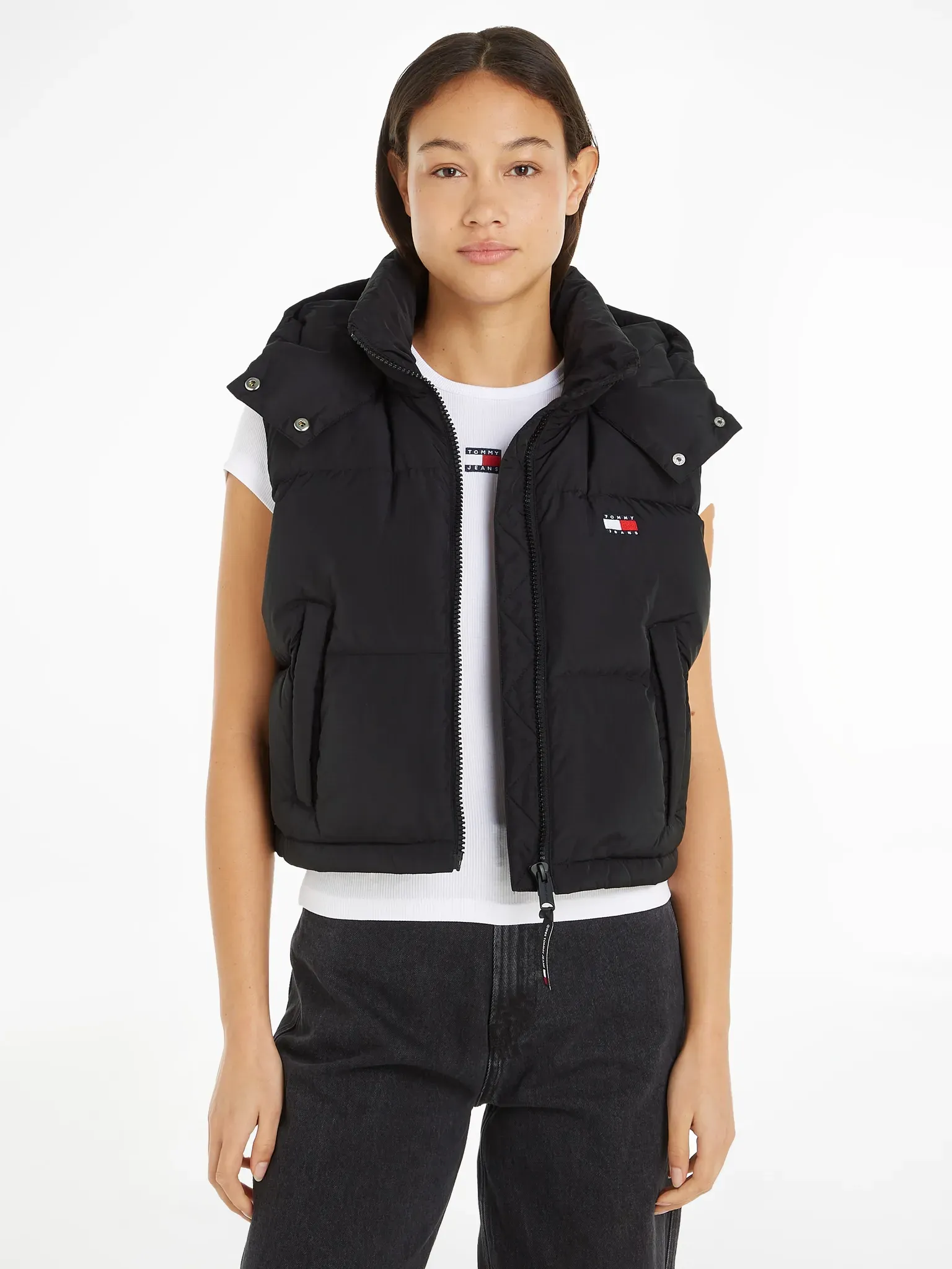 Steppweste TOMMY JEANS "TJW CRP ALASKA PUFFER VEST" Gr. M (38), schwarz Damen Westen in modischer Cropped Form, Puffer