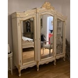 Casa Padrino Kleiderschrank Casa Padrino Barock Schlafzimmerschrank mit 3 verspiegelten Türen Creme / Gold - Verspiegelter Massivholz Kleiderschrank - Schlafzimmer Möbel im Barockstil - Barock Möbel - Edel & Prunkvoll