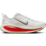 Nike Vomero 18 Herren Platinum Tint/MTLC Pewter-Siren Red 43