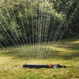 Fiskars Oszillierender Sprinkler Universalgröße 17 x 21 m schwarz/orange