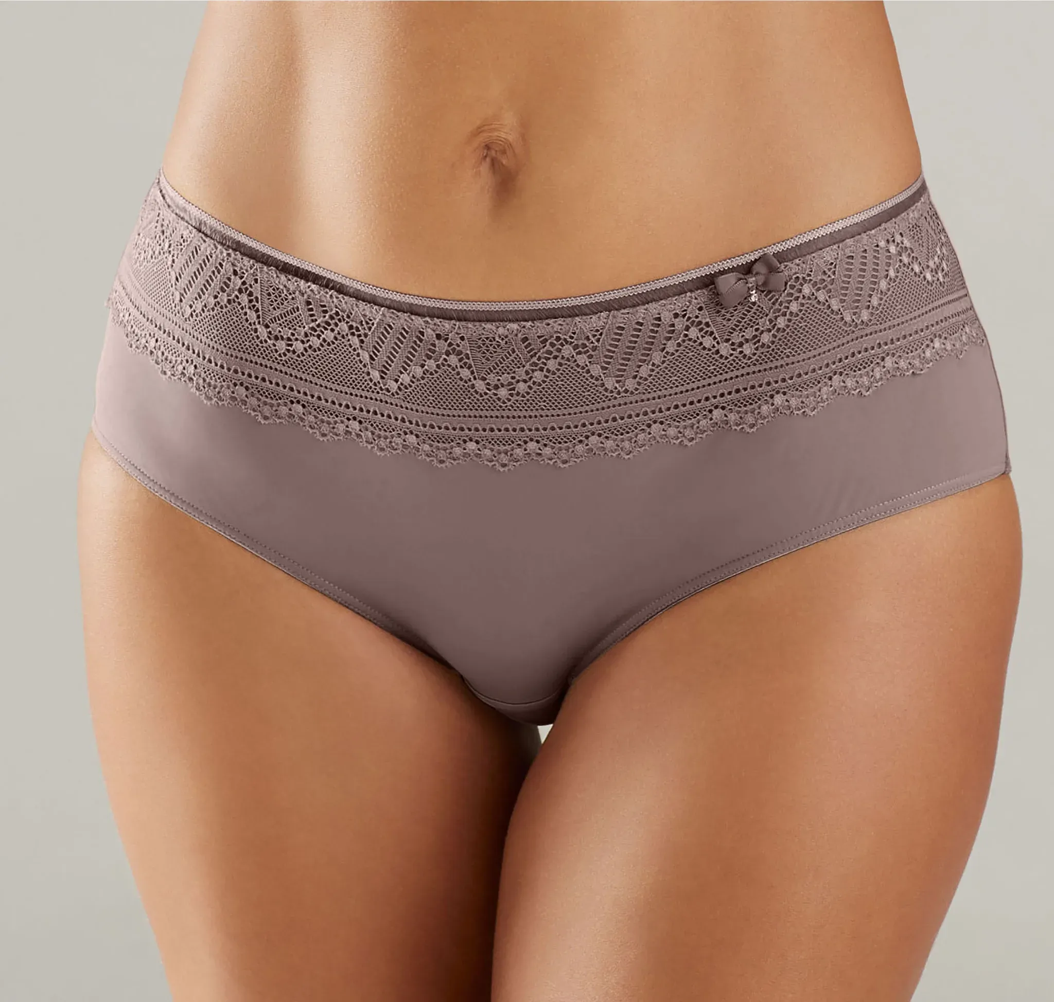 LASCANA Panty »Tiziana«, mit Spitze anteilig aus recyceltem Polyamid LASCANA taupe 32/34