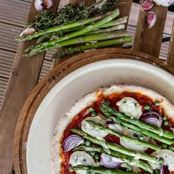 Boska Pizzabrett Friends XL / Pizza Teller / Eichenholz / ⌀40cm / Pizza Blech Rund mit Praktischer Auffangrinne / Auch zum Frühstück, Mittag- und Abendessen