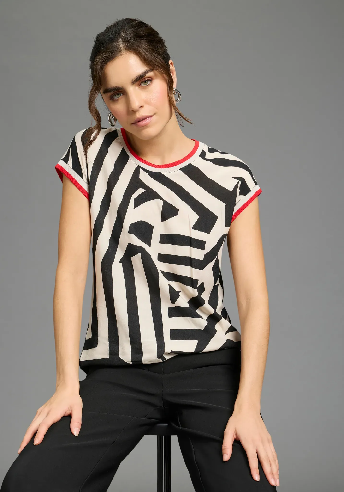 Shirtbluse LAURA SCOTT, Damen, Gr. 44, schwarz, weiß, gemustert, Web, Obermaterial: 100% Viskose. Rückenteil: 95% Viskose, 5% Elasthan, gemustert, figurumspielend hüftlang, V-Ausschnitt, angeschnitten, Blusen, mit kontrastfarbenen Tape-Elementen, Materialmix, lockere Passform
