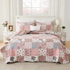 Famanu Tagesdecke Elegantes rosa Patchwork mit Blumenmuster - atmungsaktive, leichte Polyester-Decke - 3-teilig mit Kissenbezügen