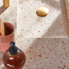 Tikamoon Badezimmermöbel Edgar aus massivem Teakholz und Premium-Terrazzo Rosa 120 cm