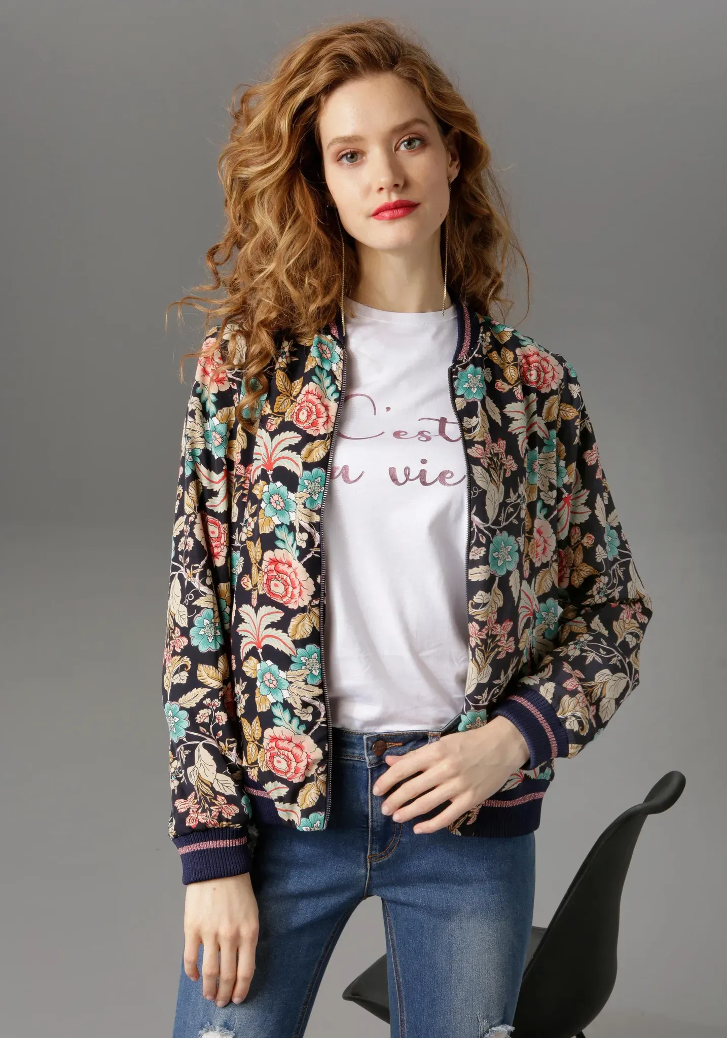 Blouson ANISTON CASUAL, Damen, Gr. 42, bunt (marine, sand, dunkelbeige, grün, rot), Crêpe, Obermaterial: 100% Polyester. Futter: 100% Polyester, bedruckt, geblümt, figurumspielend hüftlang, Rippbündchen kontrastfarben, Jacken Blousonjacke, mit Blumendruck