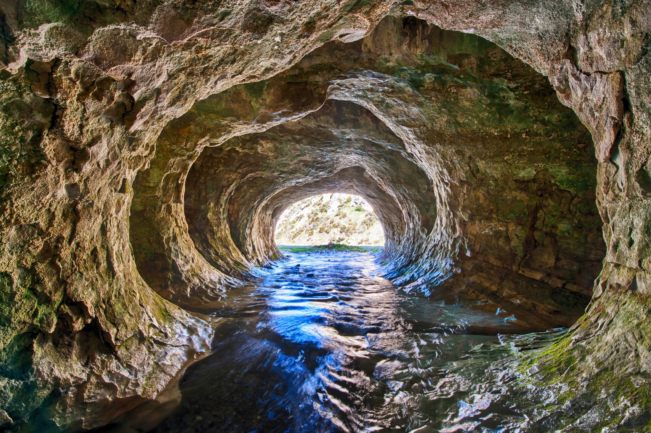 PAPERMOON Fototapete "GROTTE-NEUSEELAND HÖHLE STROM BERGE MEER FLUSS FELSEN" Tapeten Gr. B/L: 5,00 m x 2,80 m, Bahnen: 10 St., bunt Fototapeten