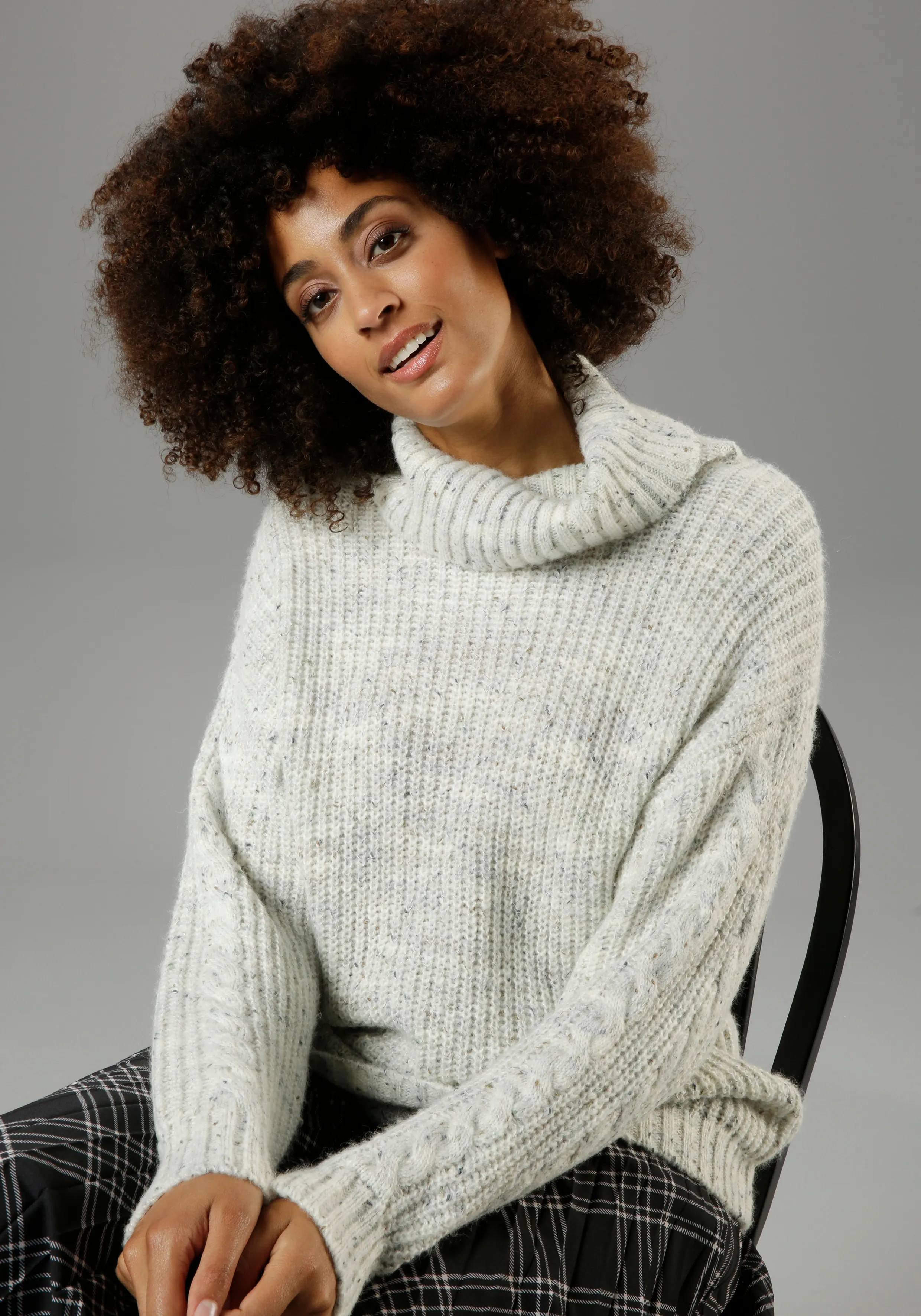 Aniston CASUAL Rollkragenpullover, aus trendigem Melange-Garn Aniston CASUAL wollweiß-hellgrau-meliert 34