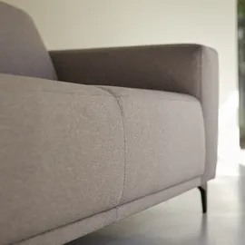 Tikamoon 2,5-Sitzer-Sofa Lars mit taupegrauem Stoffbezug