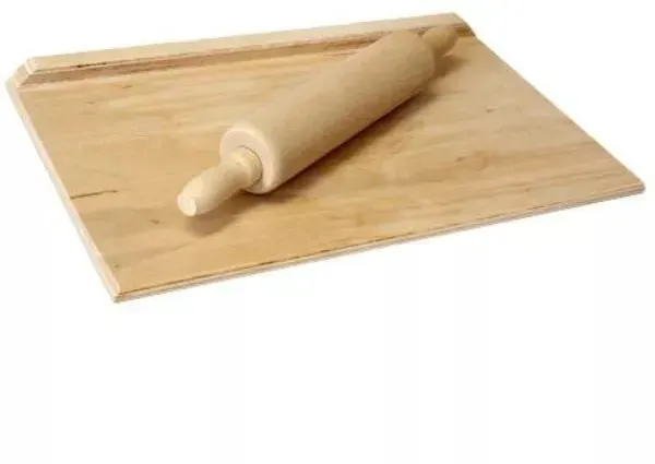 Holzbrett mit Teigroller