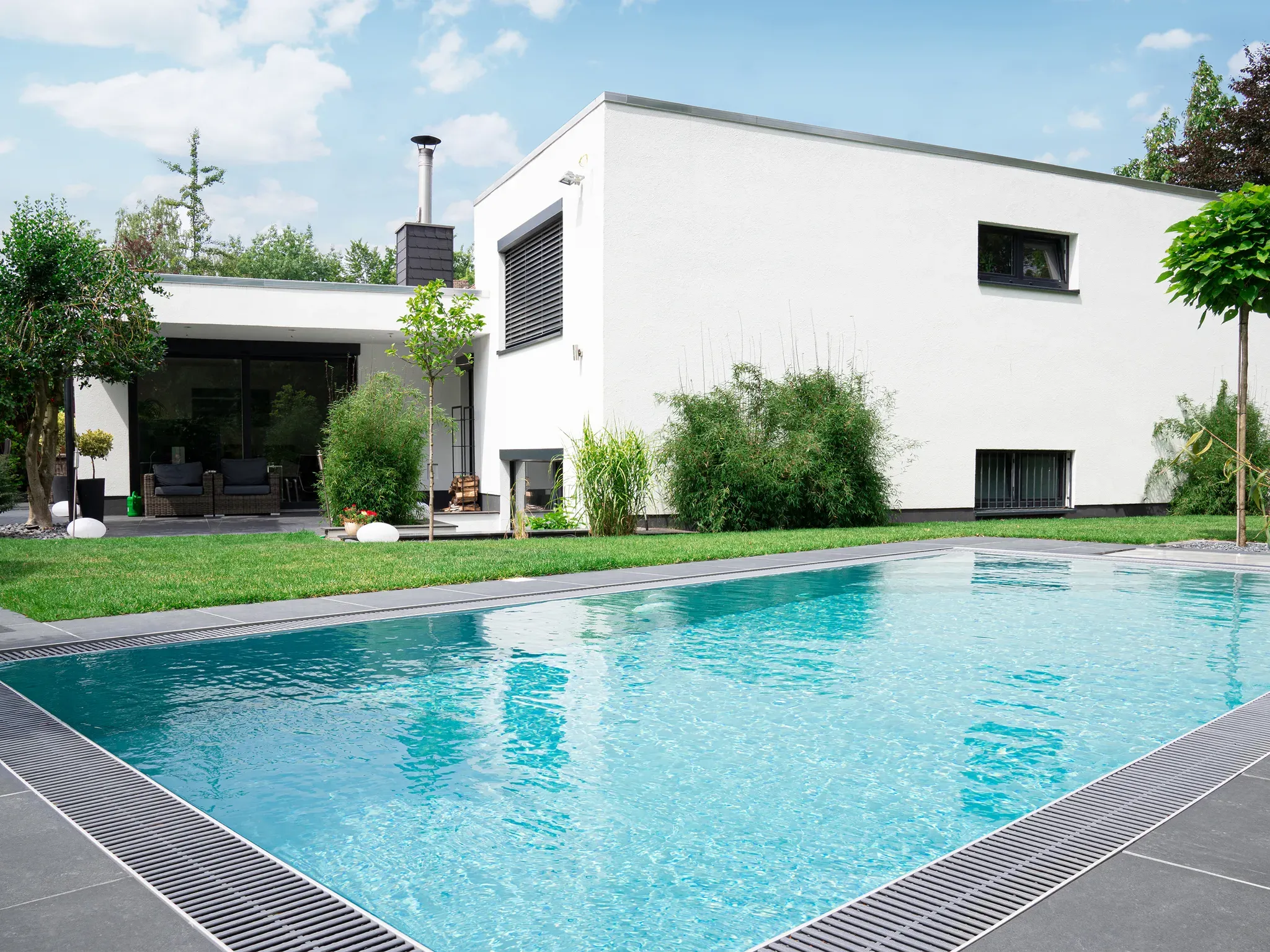 Pool-Systems Infinity® Bay 3,0x7,0m Pool mit Überlauf | Überlauf-Schwimmbecken: Fertig montiert, verrohrt und verkabelt