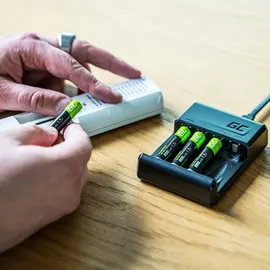 Green Cell VitalCharger Ladegerät + 2X AA 2000mAh + 2X AAA 800mAh für NI-MH AA AAA R6 R03 Mignon Akku. Mit Micro USB-C. 4-Kanal-Ladesystem - lädt ab 1 bis 4 AA oder AAA, LED-Signalisierung